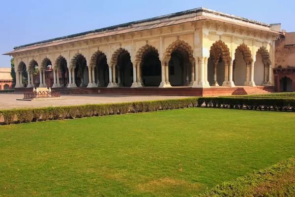 Диван-и-Ам - зал общественных мероприятий в форте Агра, штат Уттар-Прадеш — стоковое фото
