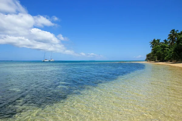 Klares Wasser auf der Insel Pangaimotu in der Nähe der Insel Tongatapu in Tonga — Stockfoto