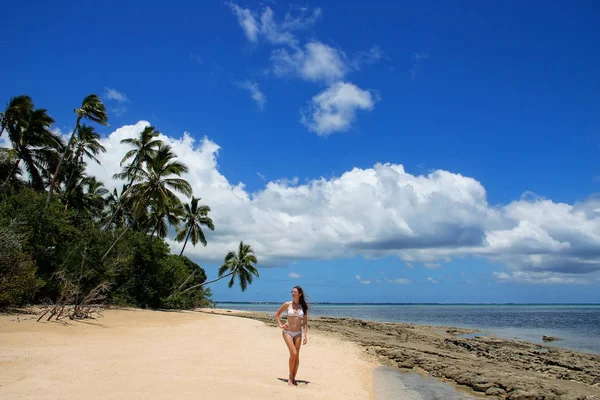 Mujer joven en bikini de pie en la playa de Makaha 'a isla n —  Fotos de Stock
