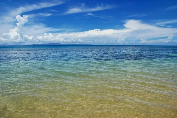 清澈的水，沿着岸边的 Taveuni 岛，斐济 — 图库照片