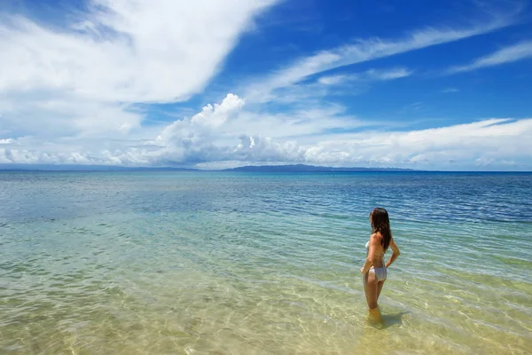 タベウニ島の澄んだ水にビキニ立って若い女性, — ストック写真