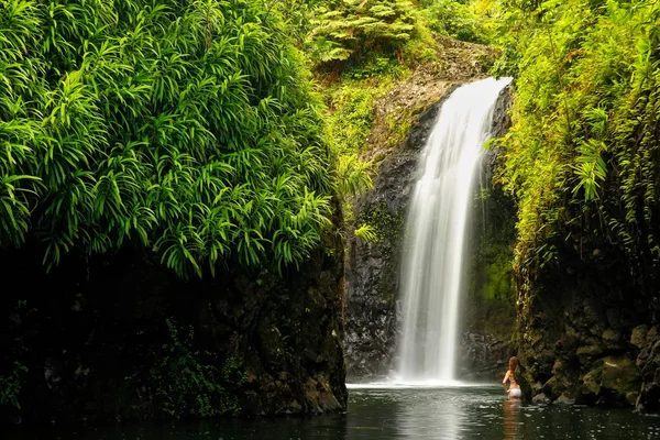 Cachoeira de Wainibau no final do Passeio Litoral de Lavena em Taveuni — Fotografia de Stock