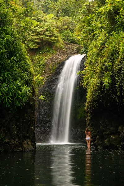 Cachoeira de Wainibau no final do Passeio Litoral de Lavena em Taveuni — Fotografia de Stock