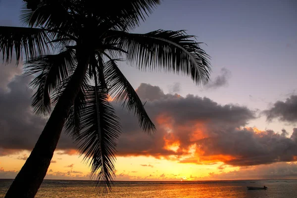 Красочный восход солнца на пляже в деревне Лавена на острове Тавеуни — стоковое фото