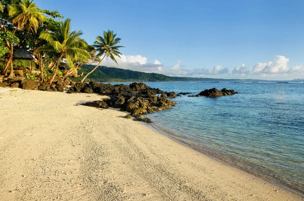 Sandy beach in Lavena village on Taveuni Island, Fiji — Stock Photo, Image