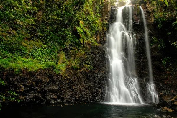 Cachoeiras médias de Tavoro em Bouma National Heritage Park, Taveun — Fotografia de Stock