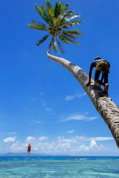 Local kids swinging on a rope swing in Lavena village, Taveuni I — Stock Photo, Image