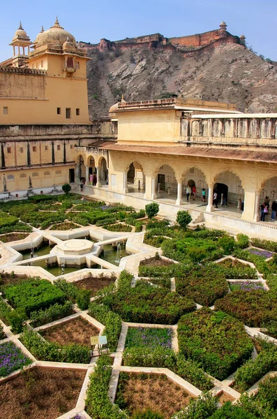 Jardin de Charbagh dans la troisième cour du fort Amber, Rajasthan , — Photo