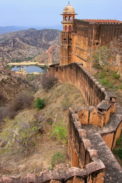 Obranná zeď Jaigarh Fort na vrcholu kopce Eagles poblíž — Stock fotografie