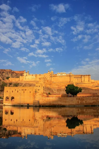 Amber Fort odzwierciedlenie w Maota jeziora w pobliżu Jaipur, Rajasthan, Indie — Zdjęcie stockowe