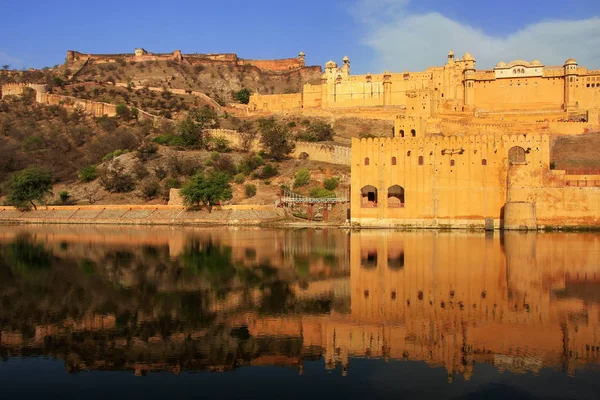 Amber Fort odráží v Maota jezera nedaleko Džajpur, Rádžasthán, Indie — Stock fotografie