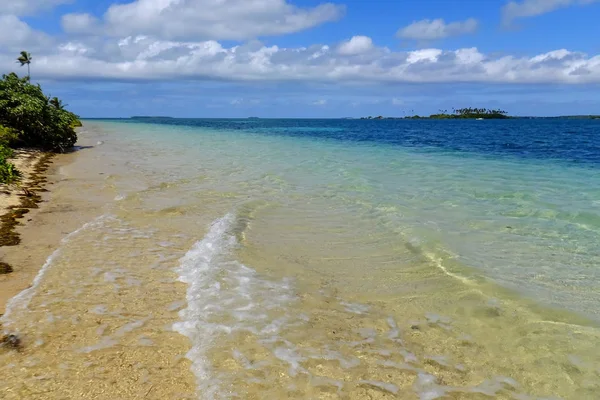 Agua clara en la isla de Pangaimotu cerca de la isla de Tongatapu en Tonga —  Fotos de Stock