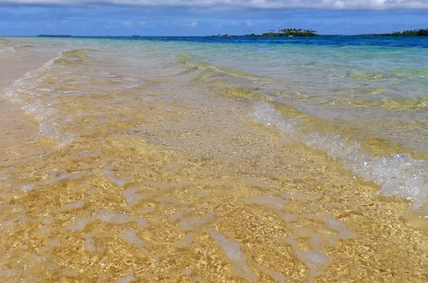 Água limpa na ilha de Pangaimotu perto da ilha de Tongatapu em Tonga — Fotografia de Stock