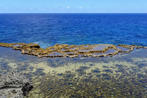 Kusten på södra delen av ön Tongatapu i Tonga — Stockfoto