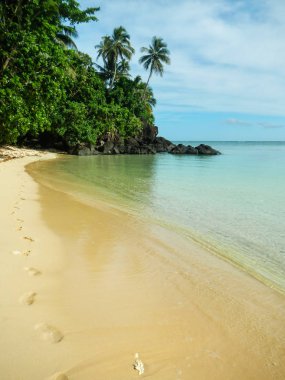 Sandy plaj boyunca Lavena kıyı yürümek Taveuni Island, Fiji.