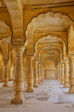 Amber Fort yakınındaki Jaipur, Rajasthan, Indi Sattais Katcheri salonunda