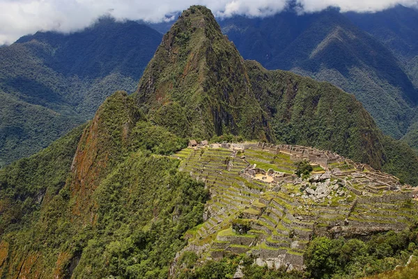 Ciudadela inca Machu Picchu en Perú — Foto de Stock