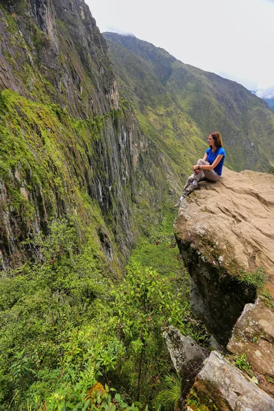 Ung kvinna njuter av utsikten över Inka Bridge och cliff path nära — Stockfoto