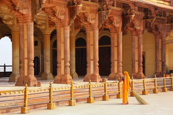 Mulher local varrendo perto de Diwan-i-Am - Salão da Audiência Pública i — Fotografia de Stock