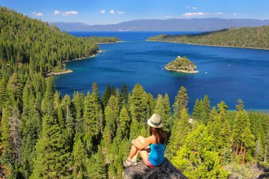 Genç kadının Emerald Bay Lake Tahoe, Cali adlı görünümünü