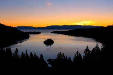 Sunrise üzerine zümrüt Bay Lake Tahoe, Kaliforniya, ABD.