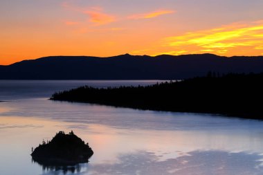 Sunrise üzerine zümrüt Bay Lake Tahoe, Kaliforniya, ABD.