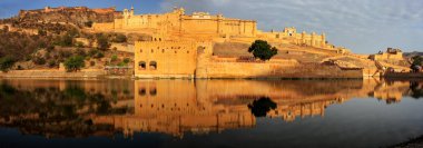 Maota göl kenarında Jaipur, Raja Amber Fort Panoraması yansıması
