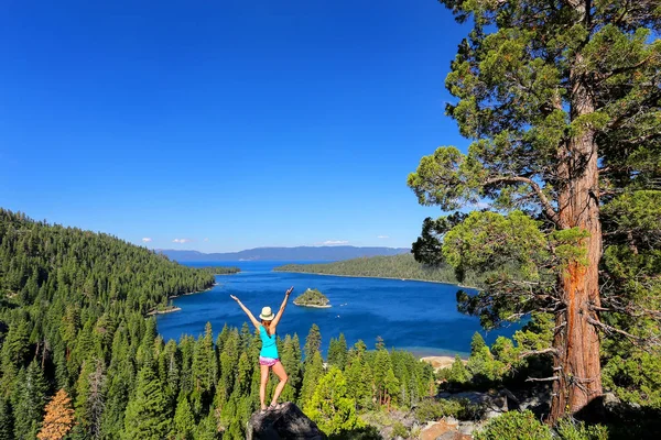 Fiatal nő élvezi a kilátást a Lake Tahoe, Cali Emerald Bay — Stock Fotó