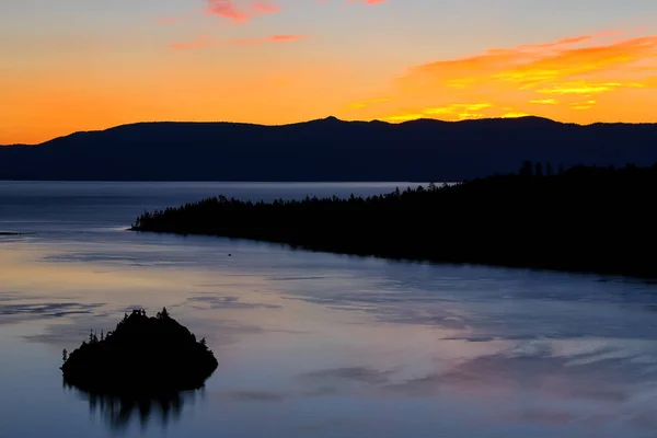 Sunrise over Emerald Bay at Lake Tahoe, California, USA. — Stock Photo, Image