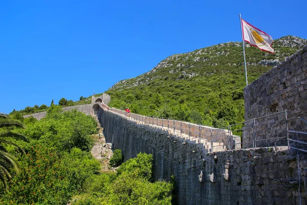 Οχυρωματικά τείχη της πόλης στων, τοπίο της χερσονήσου Peljesac, Κροατία — Φωτογραφία Αρχείου