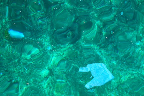 Sac en plastique flottant en eau claire — Photo