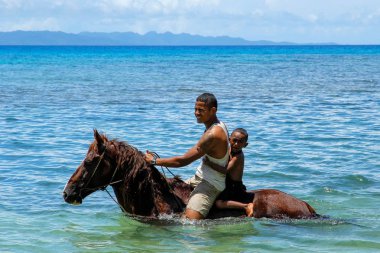 Taveuni, Fiji - 23 Kasım: Bir çocukla kimliği belirsiz adam h rides