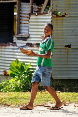 Lavena, Fiji - 27 Kasım: Tanımlanamayan çocuk yürüyüşler Lavena vil