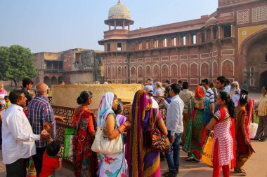 Agra, Hindistan-Kasım 7: Kimliği belirsiz kişi stand Jahang dışında