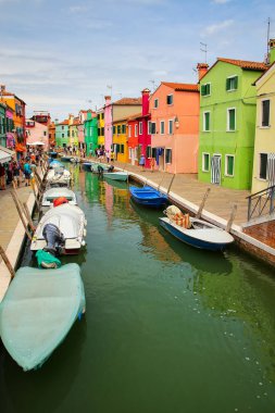 Burano, İtalya - 22 Haziran: Renkli evler kanal 22 Haziran, 20