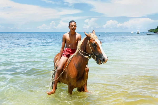 TAVEUNI, FIJI - 23 NOVEMBRE: Uomo non identificato cavalca a cavallo sul — Foto Stock