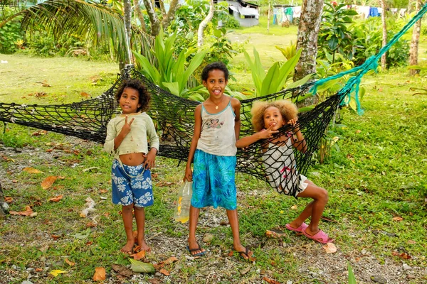 Lavena, Fiji - 25 November: Oidentifierade tjejer spela i en liten v — Stockfoto
