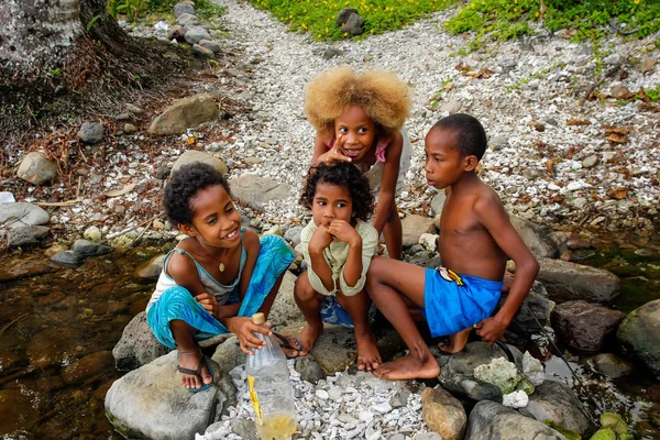 ラヴェーナ ・ フィジー - 11 月 25 日: 正体不明の子供たちが遊ぶ川で — ストック写真