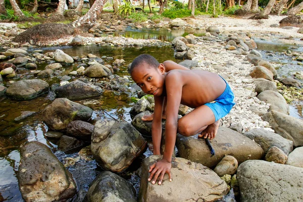 LAVENA, FIDJI - 25 NOVEMBRE : Un garçon non identifié joue au bord de la rivière — Photo