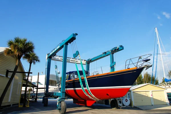 Florida, usa - märz 11: segelboot in einer schlinge in marinelager — Stockfoto