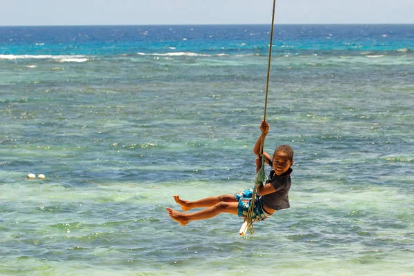 Lavendel, Fidschi - 27. November: Unbekannter Junge schwingt sich auf Seil — Stockfoto