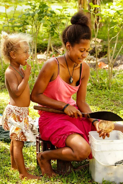 LAVENA, FIJI - 27 DE NOVIEMBRE: Niñas no identificadas cortan coco en N — Foto de Stock