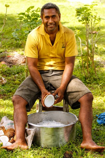 Lavena, Fidzsi-szigetek - November 27-én: Ismeretlen férfi horzsolások kókuszdiót, a — Stock Fotó