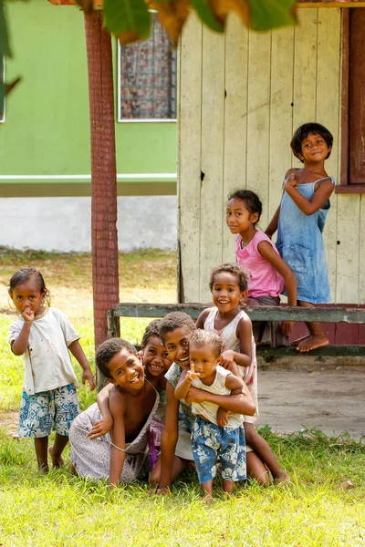 LAVENA, FIJI - 27 DE NOVIEMBRE: Niños no identificados juegan en Lavena — Foto de Stock