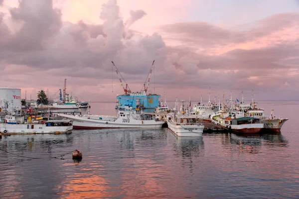 SUVA, FIJI - 2 DE DICIEMBRE: Barcos fondeados en el puerto al amanecer — Foto de Stock
