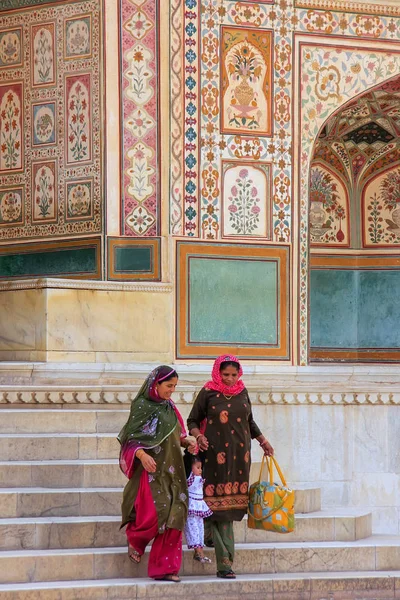 AMBER, INDIA - MARCH 1: Unidentified people walk through Ganesh — Stock Photo, Image