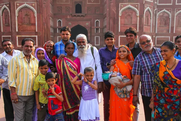 AGRA, INDIA-7 DE NOVIEMBRE: Personas no identificadas están fuera de Jah —  Fotos de Stock