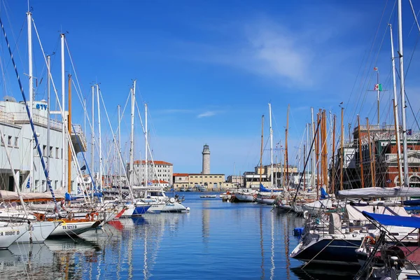 Triest, Italien - 21. Juni: Boote ankern in der Marina am 21. Juni, 2 — Stockfoto