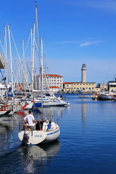 Trieste, italien - 21. juni: unbekannter mann steuert boot bei mar — Stockfoto