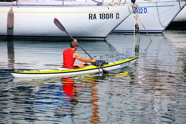 TRIESTE, ITALIA - 21 DE JUNIO: Kayaks de hombre no identificado a lo largo del barco —  Fotos de Stock